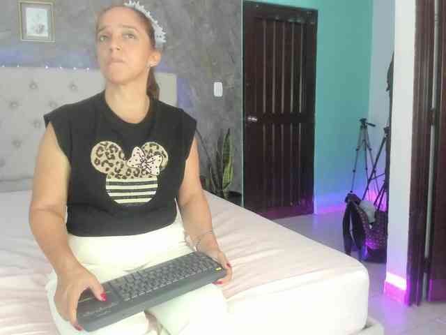 lilyrosee1 webcam