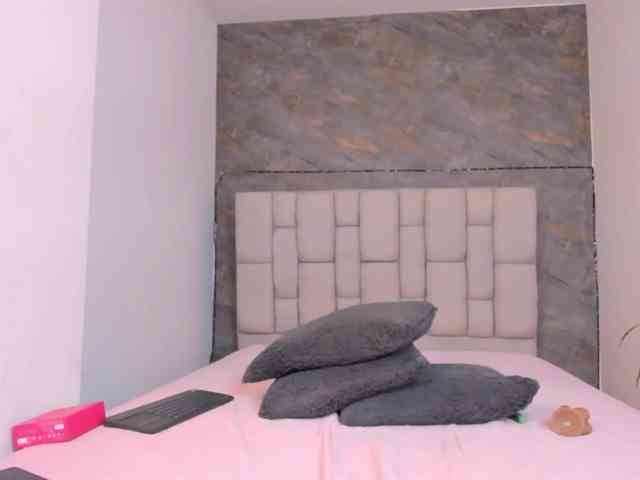 lilyrosee1 webcam