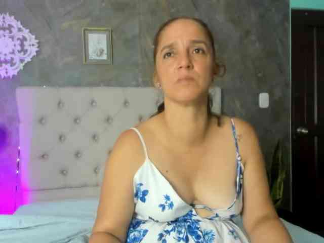 lilyrosee1 webcam