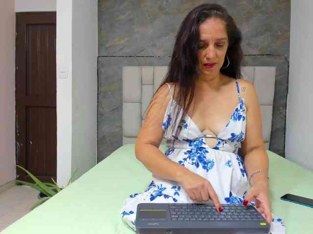lilyrosee1 webcam