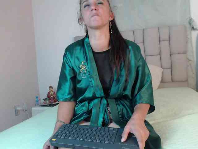 lilyrosee1 webcam