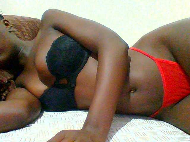 le modèle Bella-22 est en webcam porno dans un show sur le site bongacams, il possède les tags suivants: Ebony,Brunette,Trimmed