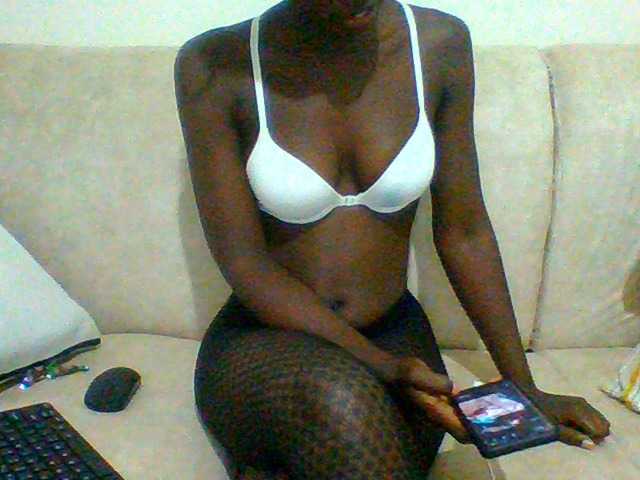 Bella-22 live cam on BongaCams