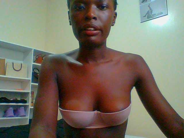 Bella-22 live cam on BongaCams