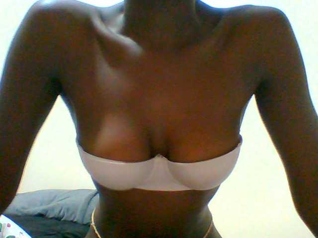 Bella-22 live cam on BongaCams
