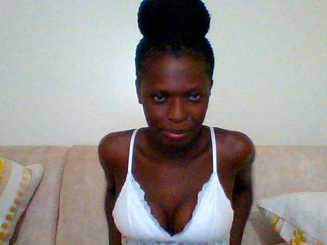 Bella-22 live cam on BongaCams
