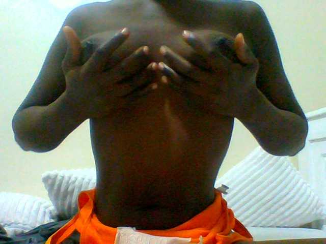 Bella-22 live cam on BongaCams