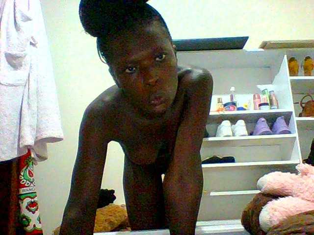 Bella-22 live cam on BongaCams