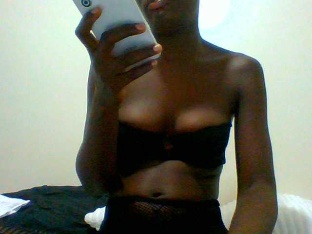 Bella-22 live cam on BongaCams