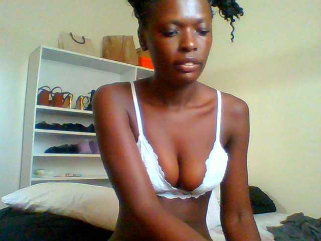 Bella-22 live cam on BongaCams