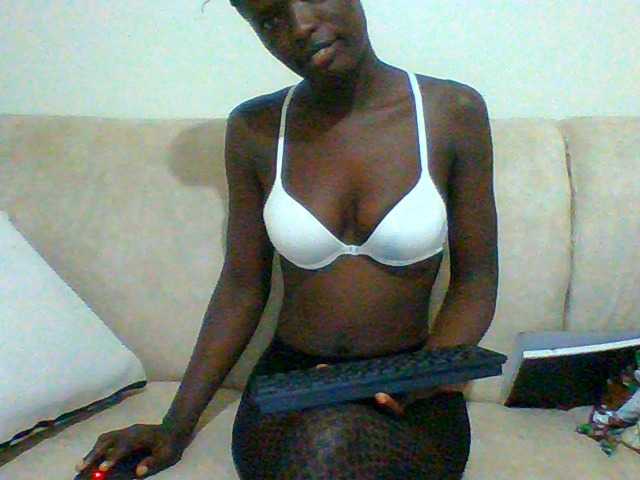 Bella-22 live cam on BongaCams