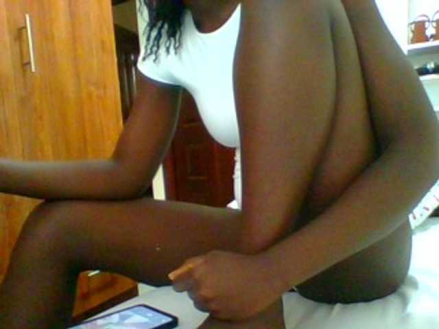 Bella-22 live cam on BongaCams