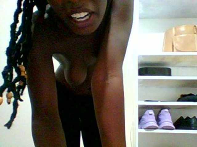 Bella-22 live cam on BongaCams