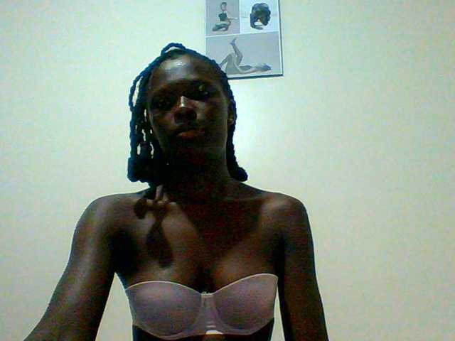 Bella-22 live cam on BongaCams