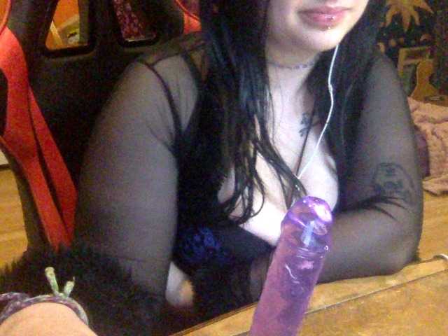 moniqueisalovergirl live cam
