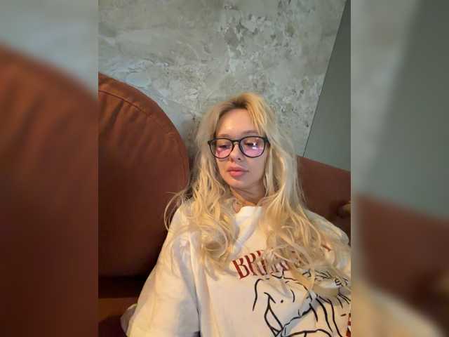 SweetMi333 live cam on BongaCams