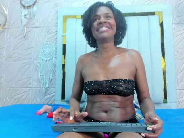 Brunettte-Sweet webcam