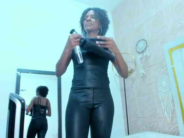 Brunettte-Sweet webcam