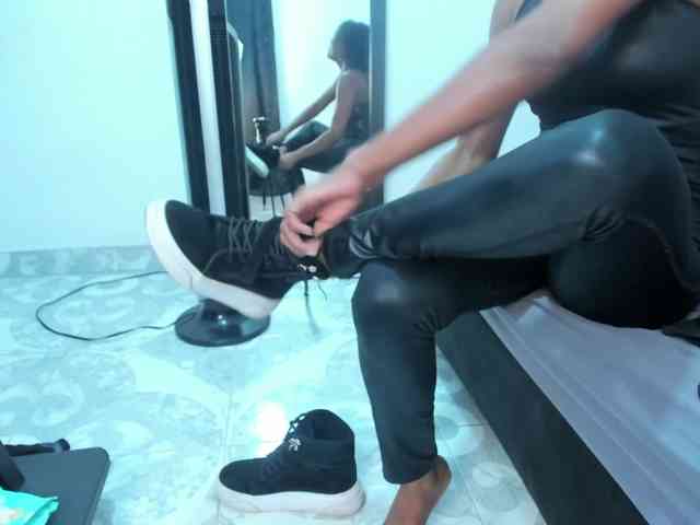 Brunettte-Sweet webcam