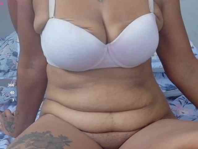 Este modelo está ao vivo agora. Naturalebony