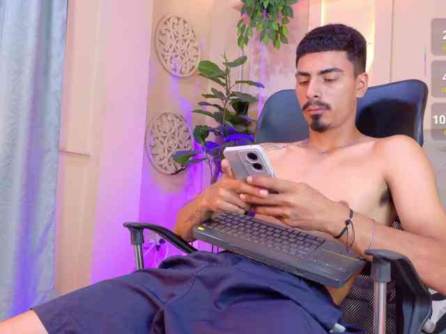 Axel-saenzz Sex Cam Show
