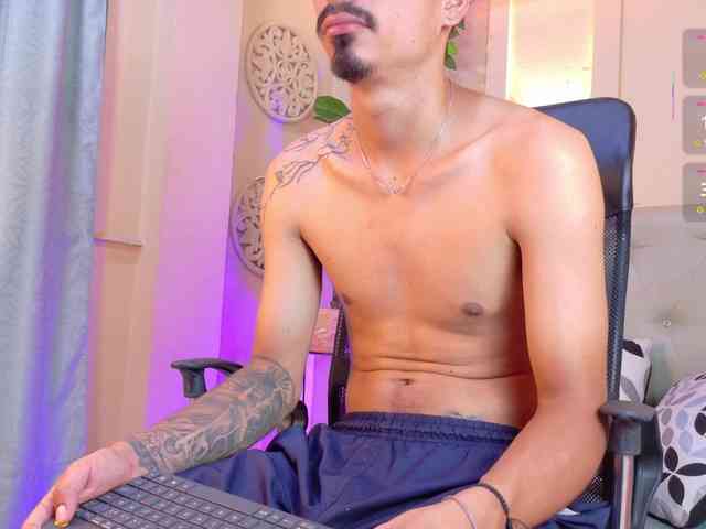 Axel-saenzz Sex Cam Show