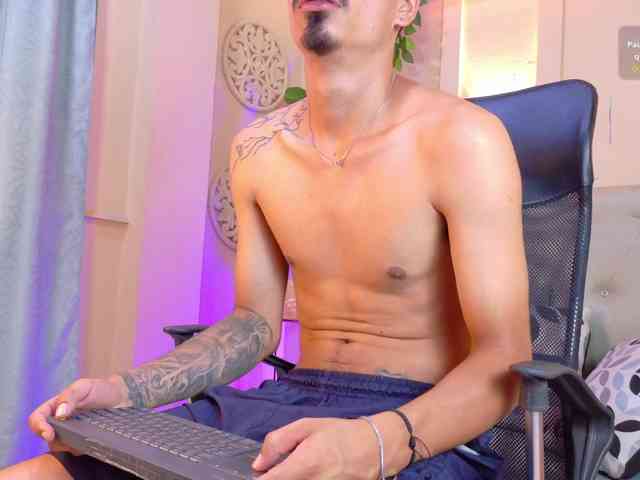 Axel-saenzz Sex Cam Show