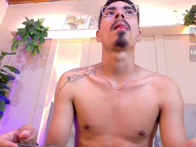 Axel-saenzz Sex Cam Show