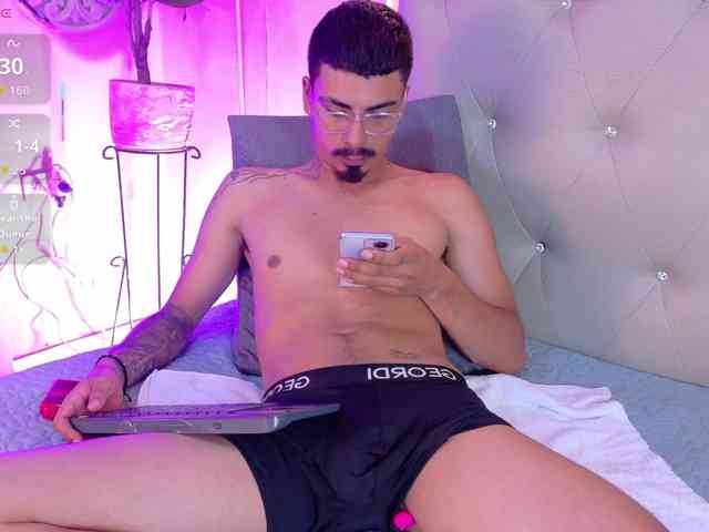 Axel-saenzz Live Webcam on BongaCams