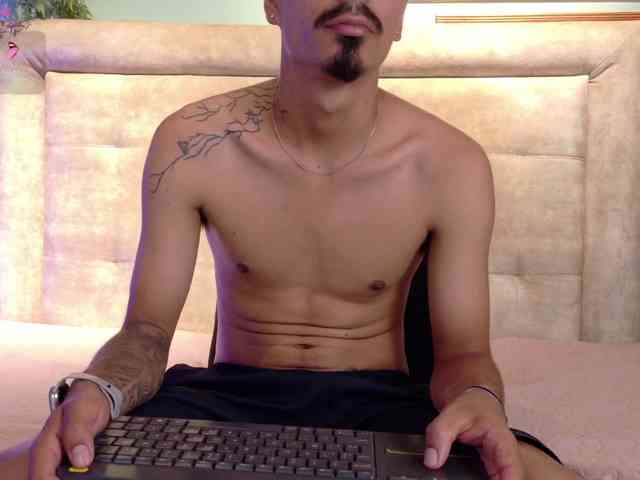 Axel-saenzz Sex Cam Show