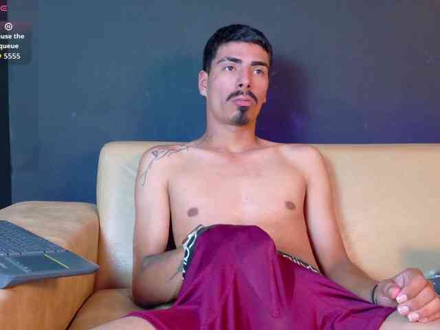 Axel-saenzz Live Webcam on BongaCams