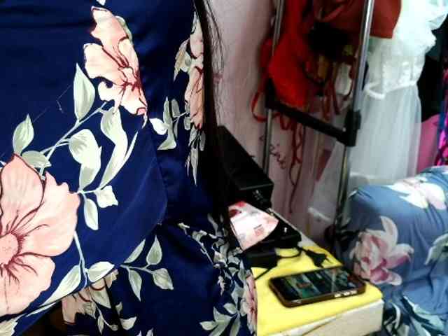 UrHoneyBee_69 webcam