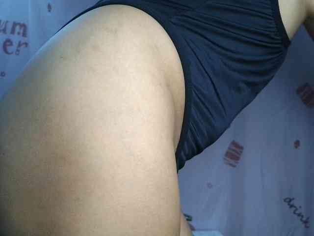 UrHoneyBee_69 webcam