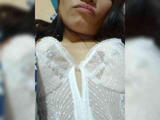 UrHoneyBee_69 webcam