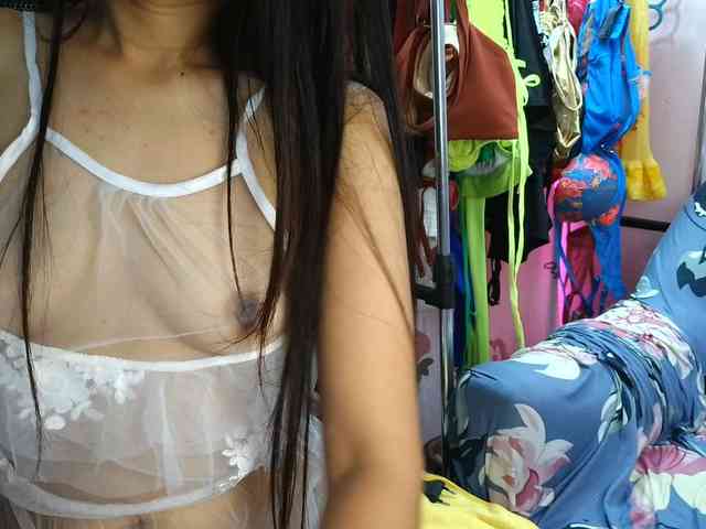UrHoneyBee_69 webcam