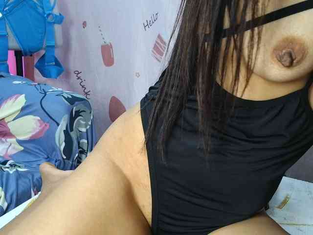 UrHoneyBee_69 webcam