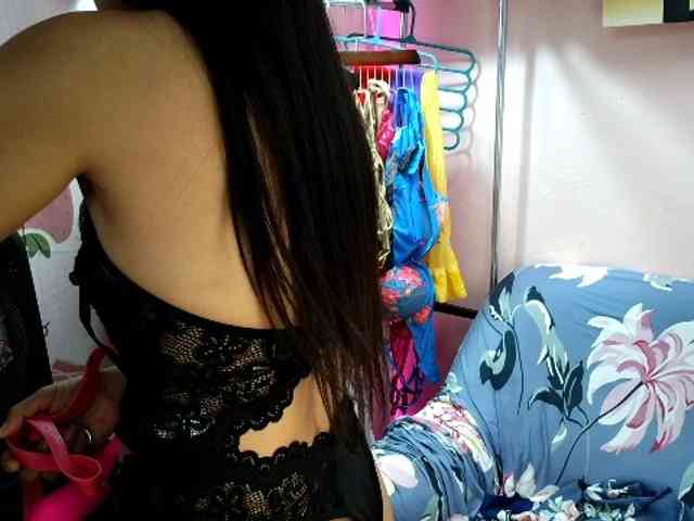 UrHoneyBee_69 webcam