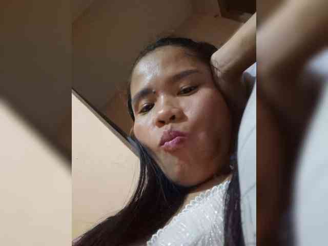 UrHoneyBee_69 webcam