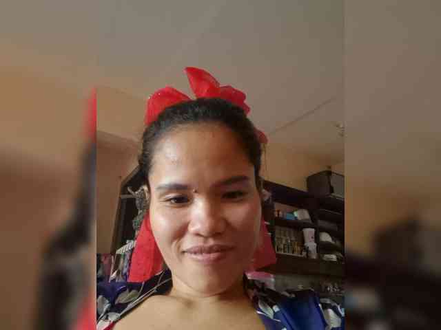 UrHoneyBee_69 webcam