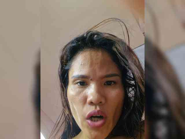 UrHoneyBee_69 webcam
