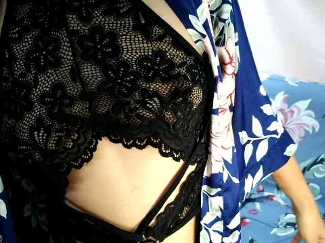 UrHoneyBee_69 webcam