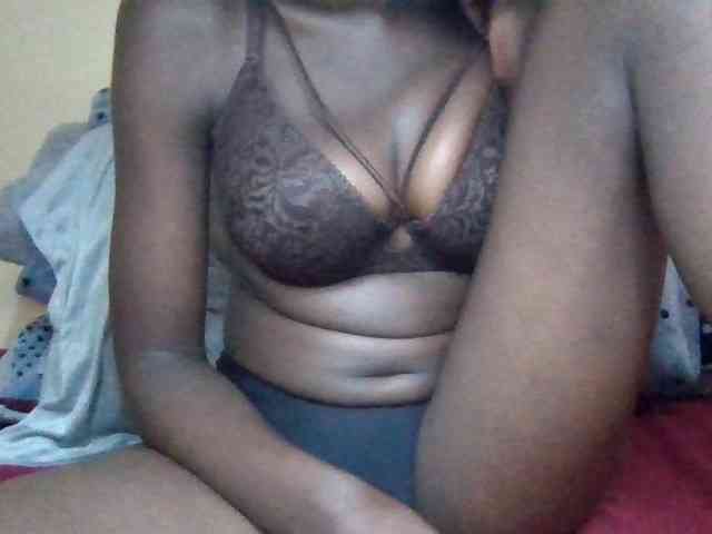 Cute-Selena2 webcam
