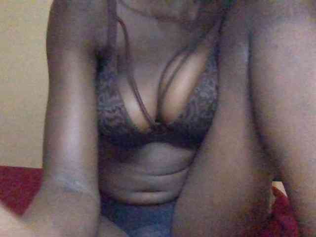 Cute-Selena2 webcam