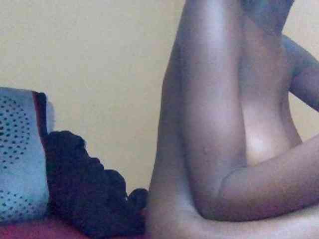 Cute-Selena2 webcam