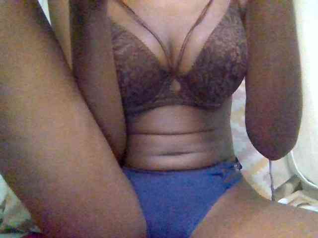Cute-Selena2 webcam