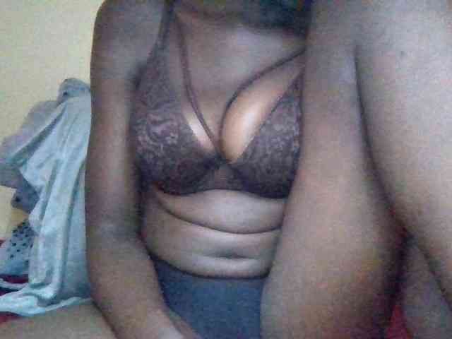 Cute-Selena2 webcam