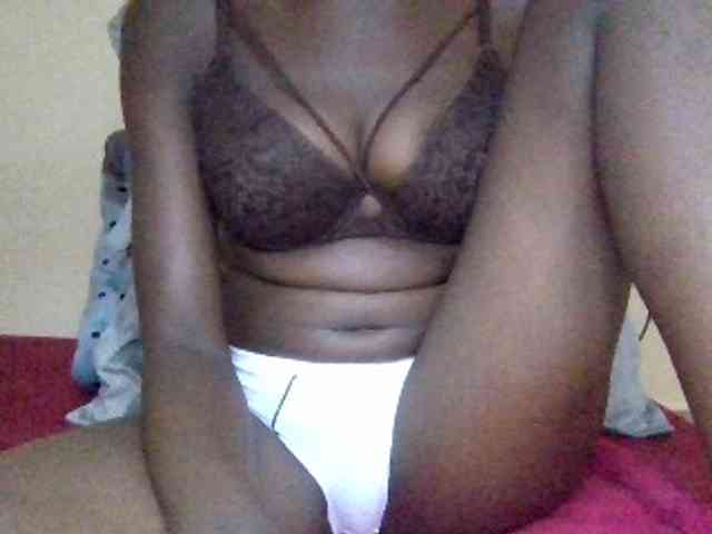 Cute-Selena2 webcam