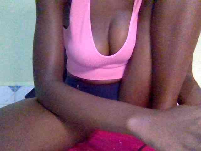 Cute-Selena2 webcam