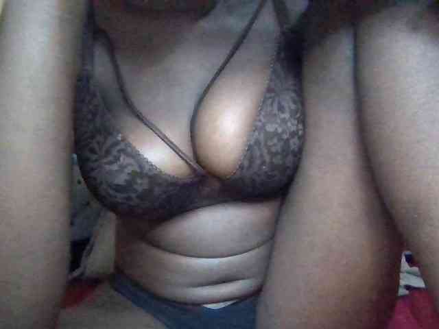 Cute-Selena2 webcam