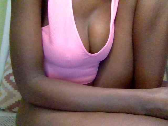 Cute-Selena2 webcam